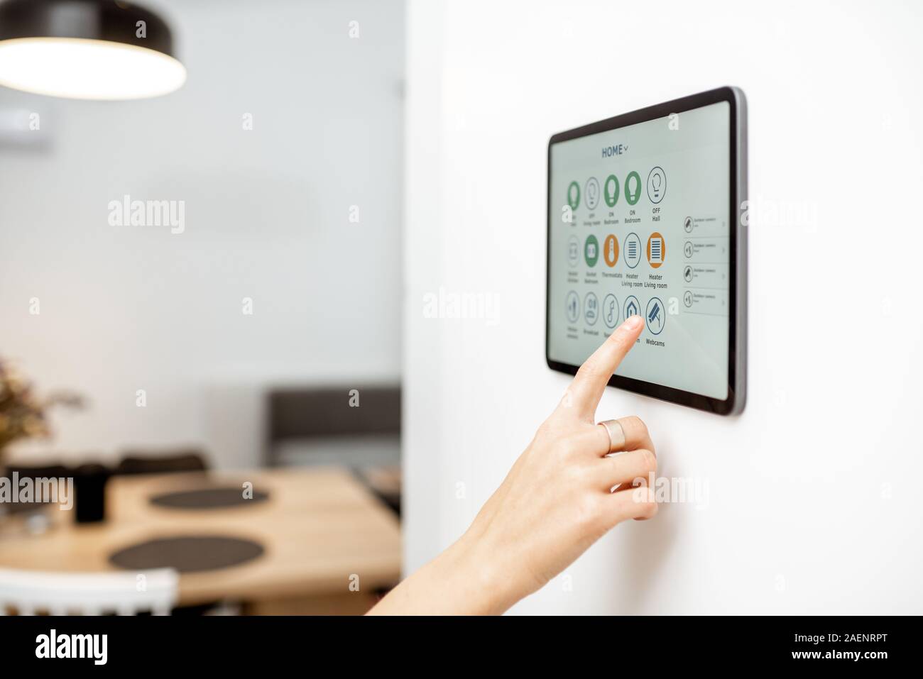 Home Controlling mit einem digitalen Touch Screen Panel an der Wand montiert. Close-up auf einem Bildschirm mit mobile Anwendung für die Verwaltung von intelligenten Geräten Stockfoto