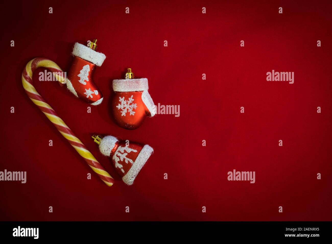 Weihnachten Zusammensetzung von Santa Claus Kleidung Dekoration auf roten Hintergrund. Stockfoto