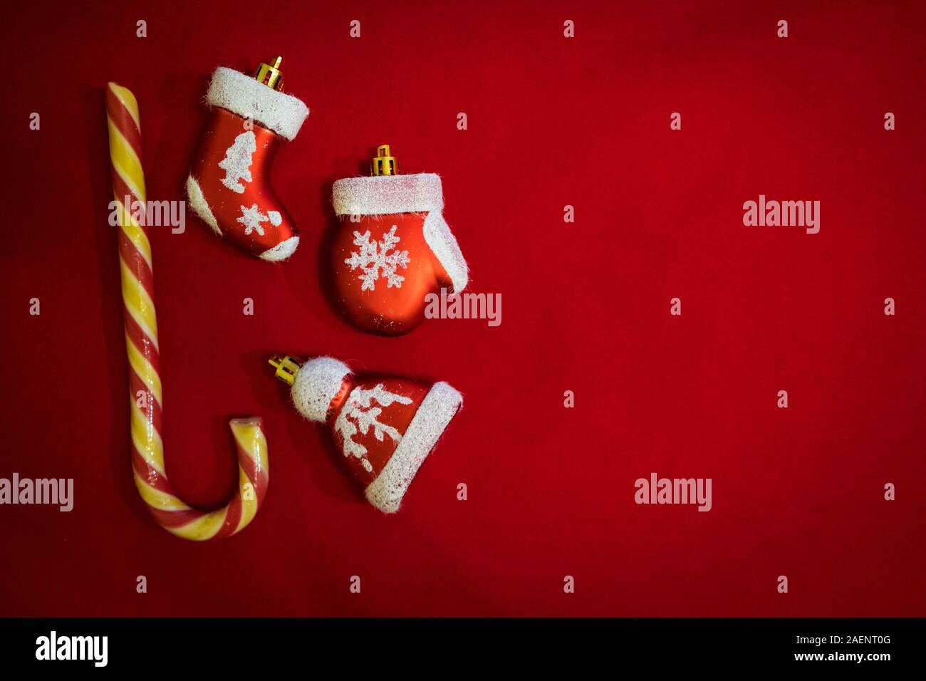 Weihnachten Zusammensetzung von Santa Claus Kleidung Dekoration auf roten Hintergrund. Stockfoto