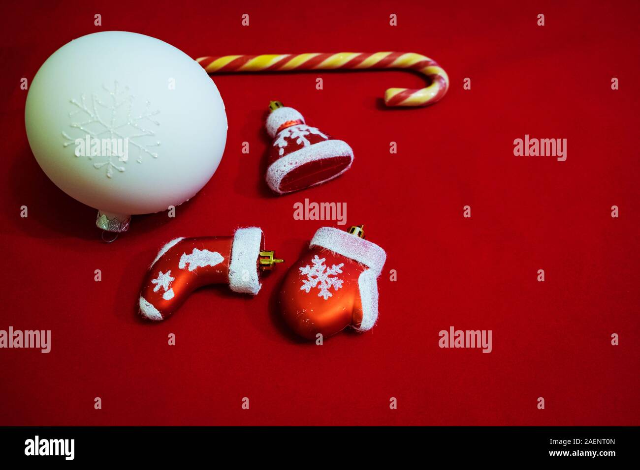 Weihnachten Zusammensetzung von Santa Claus Kleidung Dekoration auf roten Hintergrund. Stockfoto