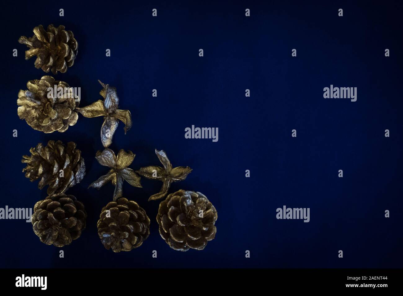 Weihnachten Zusammensetzung von Santa Claus Kleidung Dekoration auf blauem Hintergrund. Stockfoto