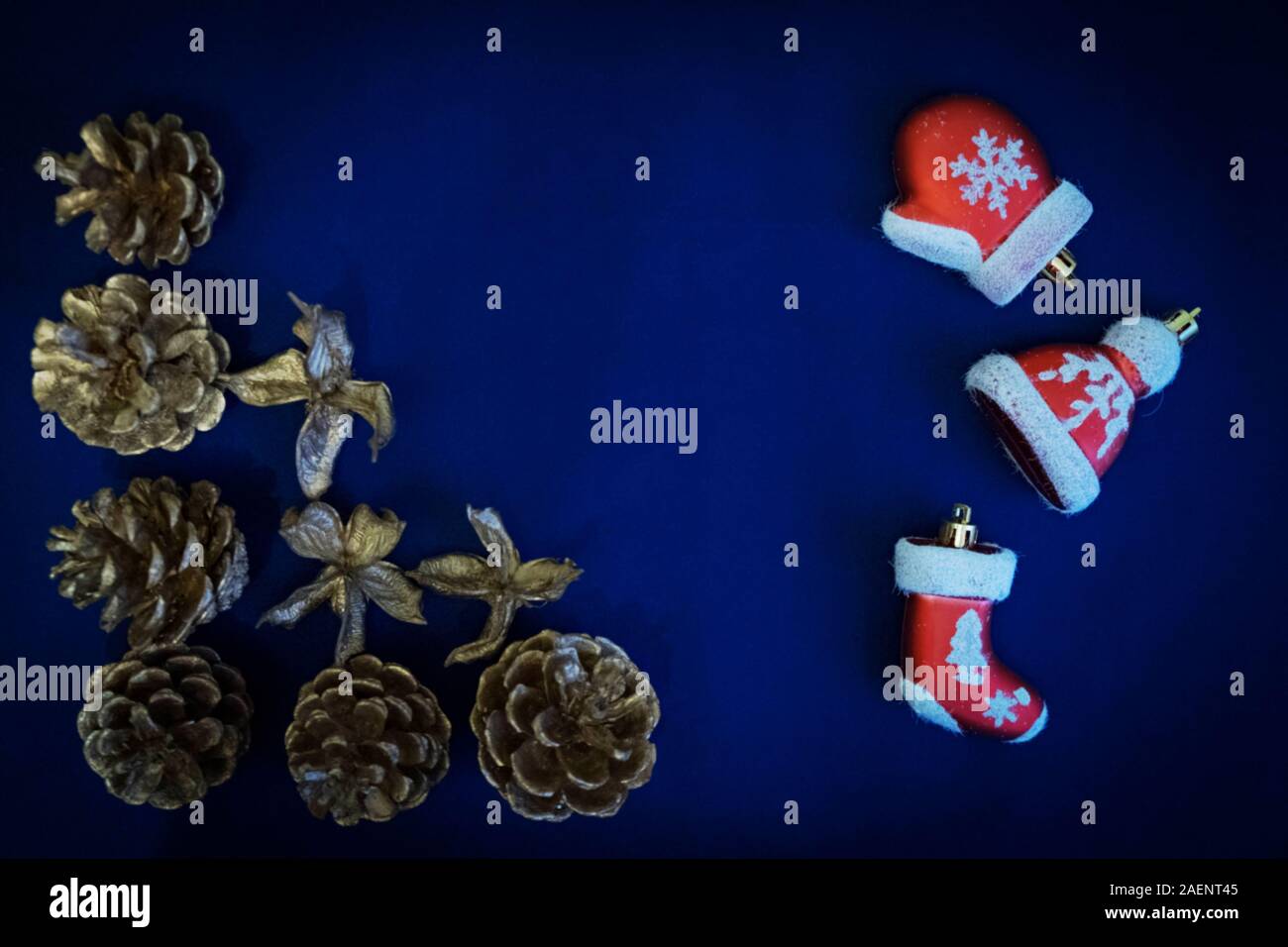 Weihnachten Zusammensetzung von Santa Claus Kleidung Dekoration auf blauem Hintergrund. Stockfoto