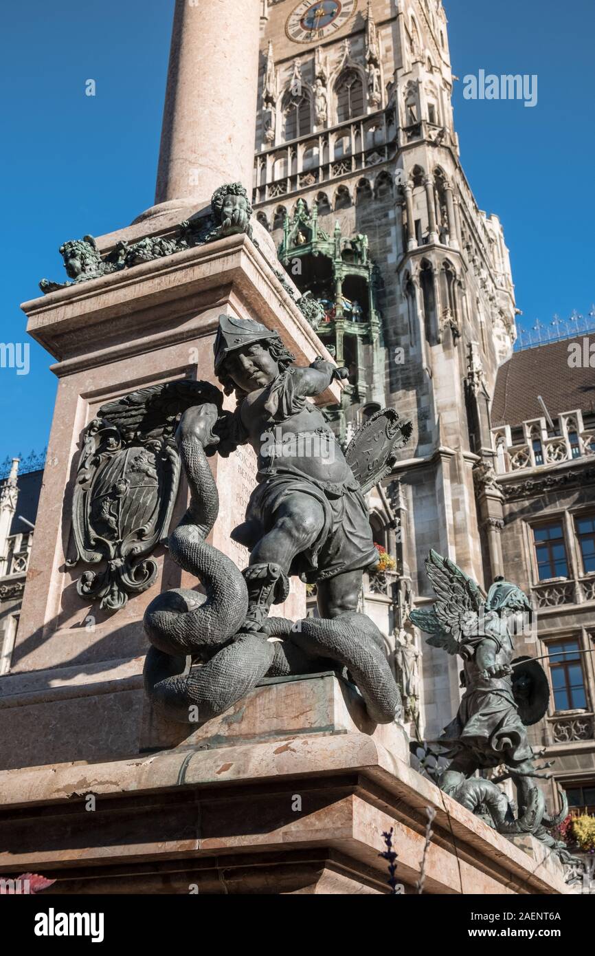 Dekorative Skulptur Details am unteren Rand der goldene Jungfrau Maria Spalte neben dem Neuen Rathaus, München, Bayern, Deutschland Stockfoto