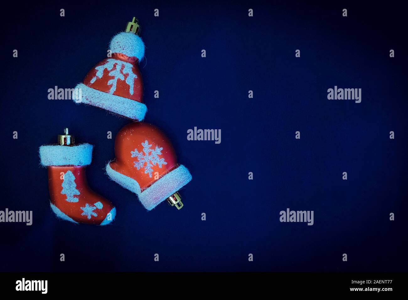 Weihnachten Zusammensetzung von Santa Claus Kleidung Dekoration auf blauem Hintergrund. Stockfoto