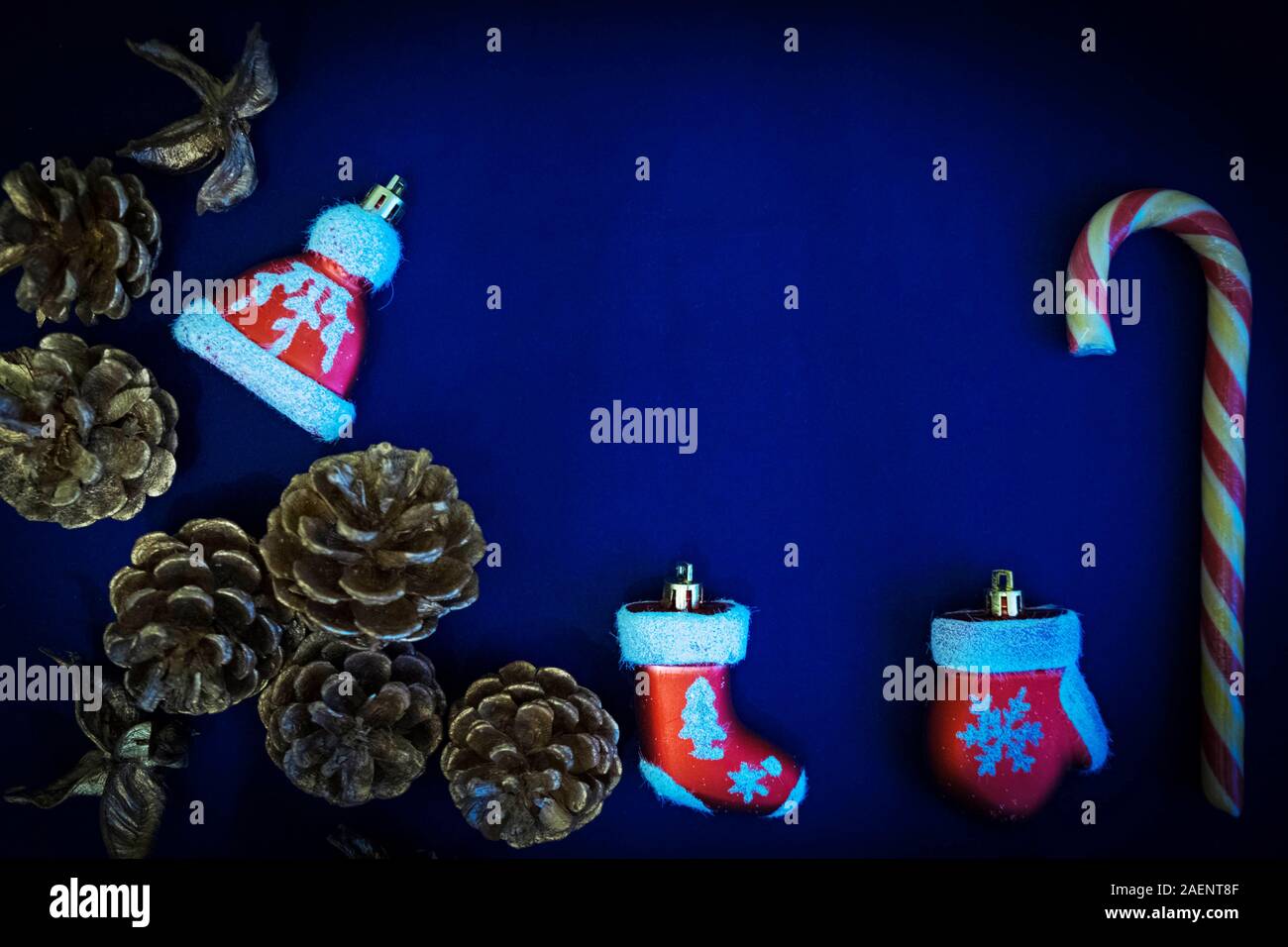 Weihnachten Zusammensetzung von Santa Claus Kleidung Dekoration auf blauem Hintergrund. Stockfoto