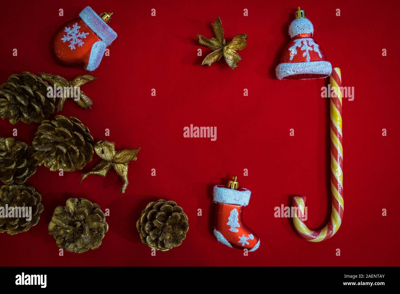 Weihnachten Zusammensetzung von Santa Claus Kleidung Dekoration auf roten Hintergrund. Stockfoto