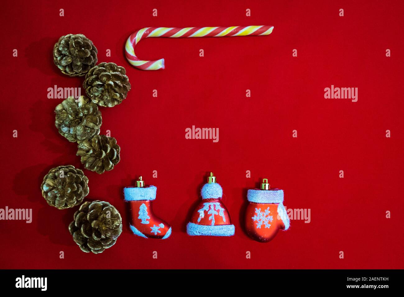 Weihnachten Zusammensetzung von Santa Claus Kleidung Dekoration auf roten Hintergrund. Stockfoto