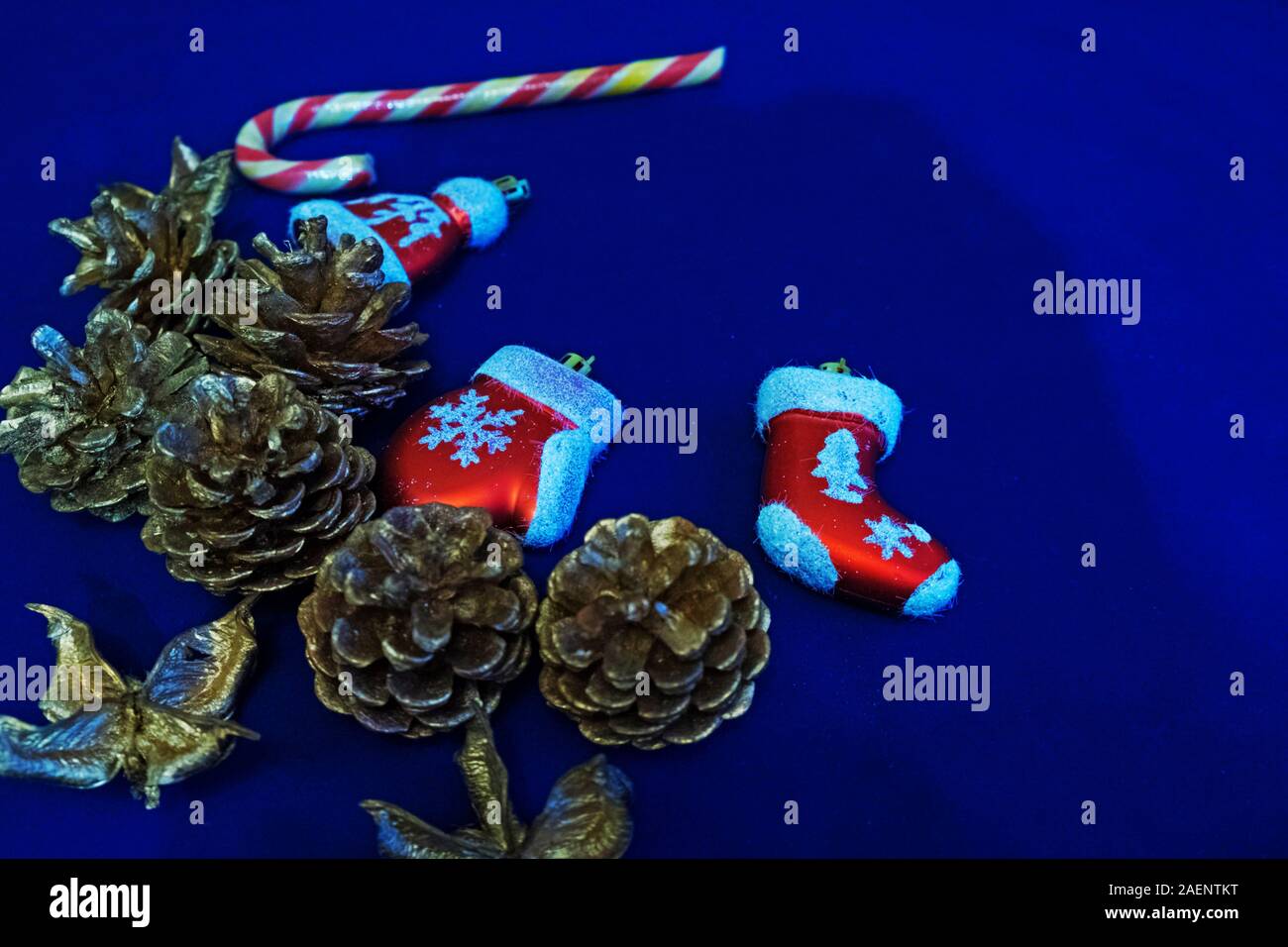 Weihnachten Zusammensetzung von Santa Claus Kleidung Dekoration auf blauem Hintergrund. Stockfoto