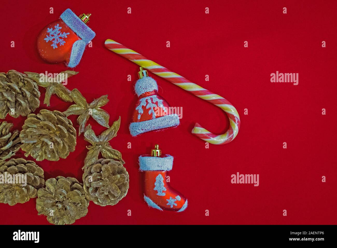 Weihnachten Zusammensetzung von Santa Claus Kleidung Dekoration auf roten Hintergrund. Stockfoto