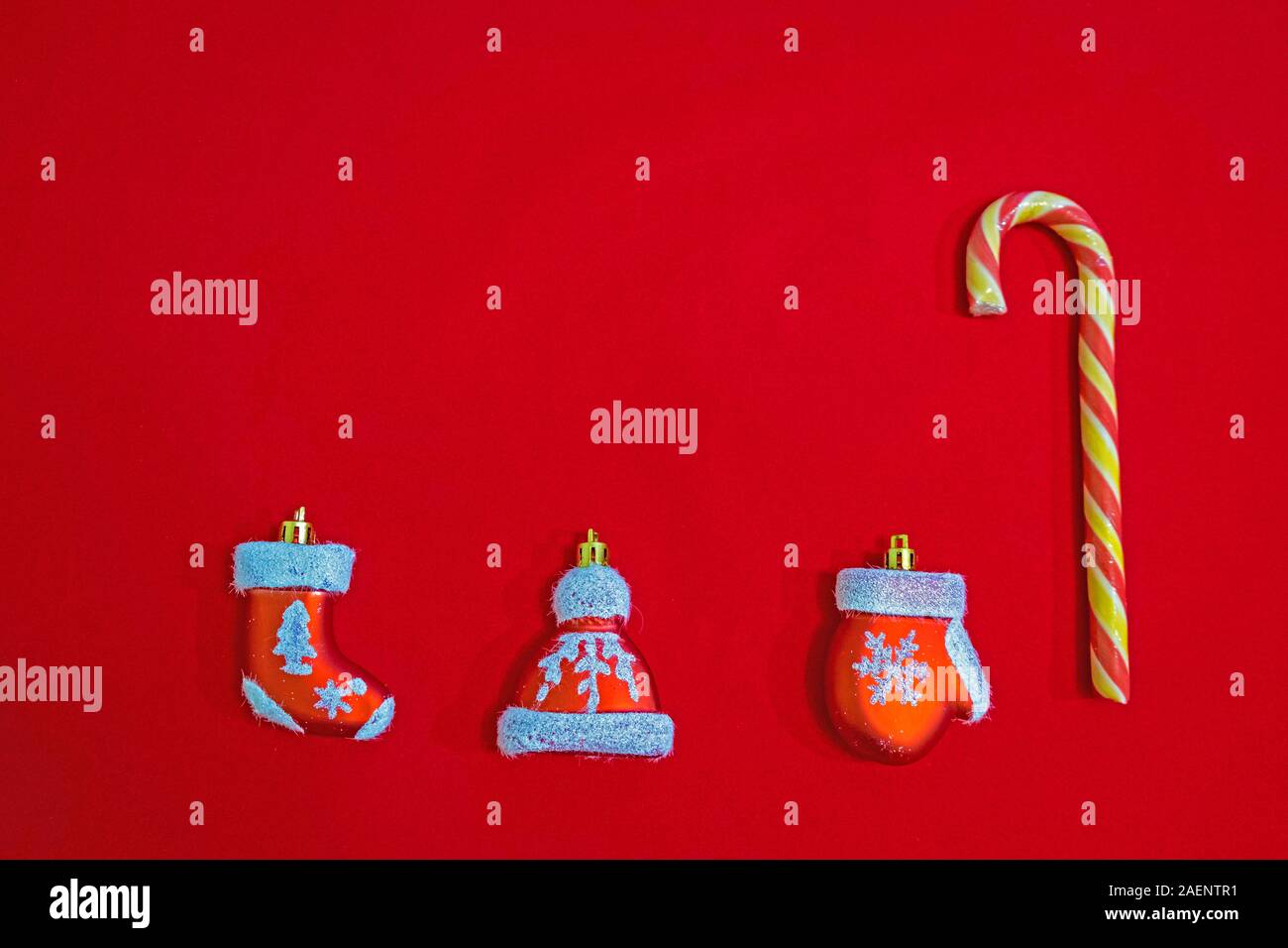 Weihnachten Zusammensetzung von Santa Claus Kleidung Dekoration auf roten Hintergrund. Stockfoto