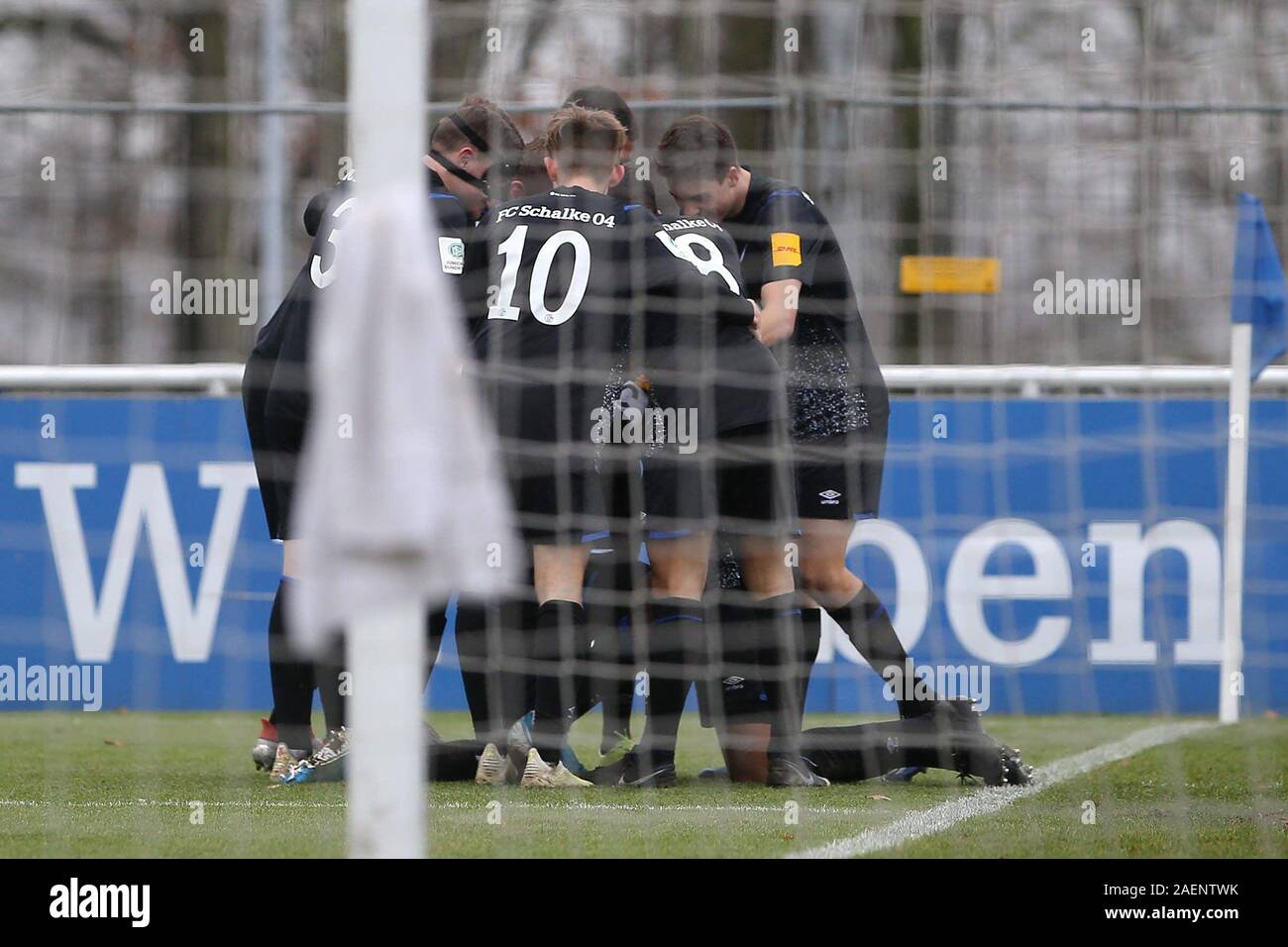 Firo: 07.12.2019 Fußball, U19, A-Junior Bundesliga, Saison 2019/2020 FC Schalke 04 U 19 - Borussia Mönchengladbach U 19 Die Schalke der Torschütze zum 2:1 feiern, Malick Thiaw (FC Schalke 04 U19) goaljubel, Jubel, Freude, | Verwendung weltweit Stockfoto