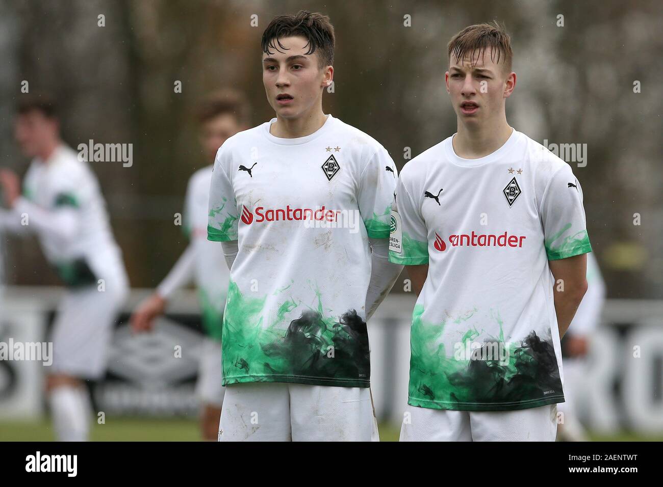 Firo: 07.12.2019 Fußball, U19, A-Junior Bundesliga, Saison 2019/2020 FC Schalke 04 U 19 - Borussia Mönchengladbach U19 Rocco Reitz (Borussia Mönchengladbach U19) in einem 2-Mann an der Wand. | Verwendung weltweit Stockfoto