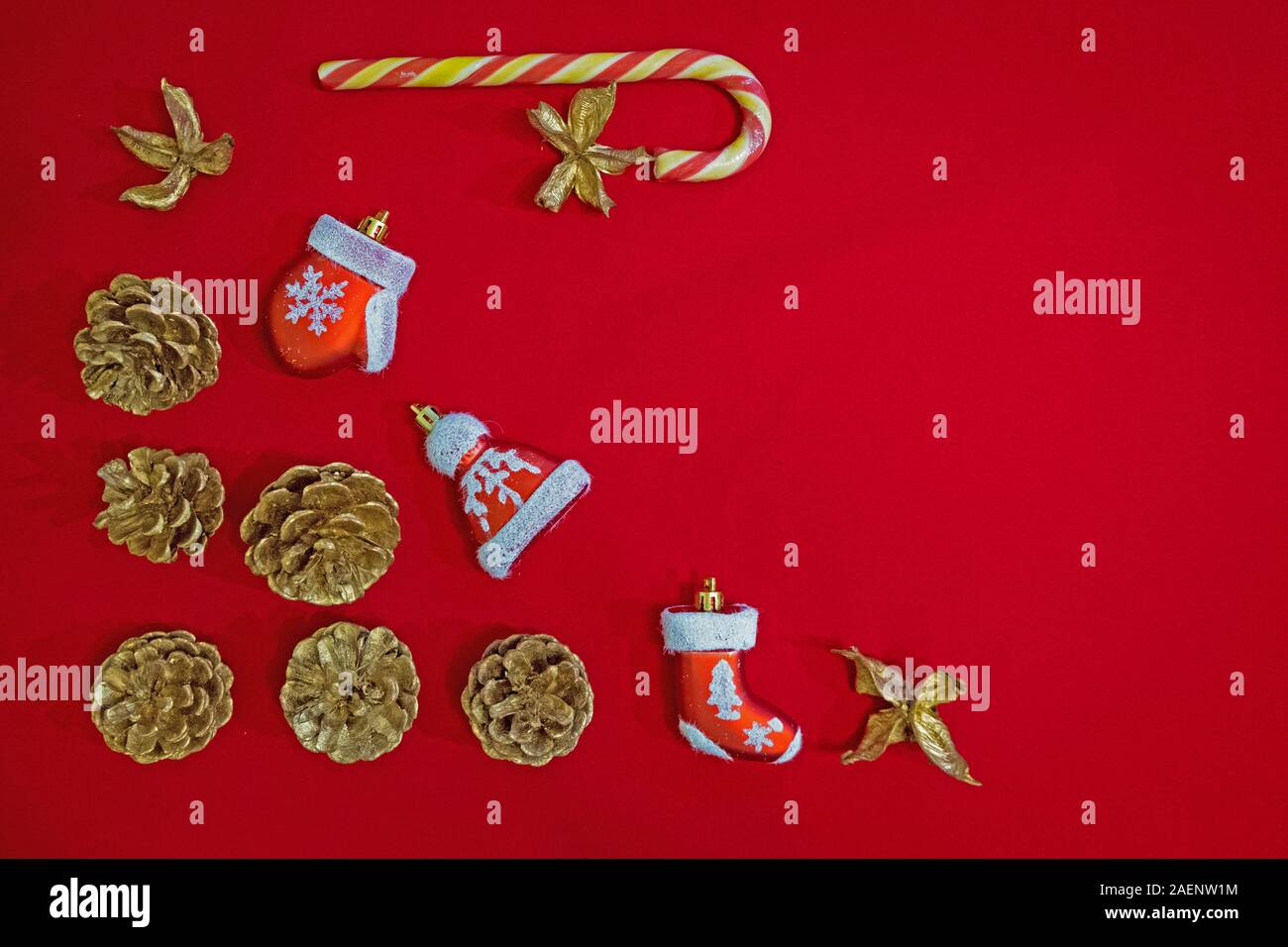 Weihnachten Zusammensetzung von Santa Claus Kleidung Dekoration auf roten Hintergrund. Stockfoto