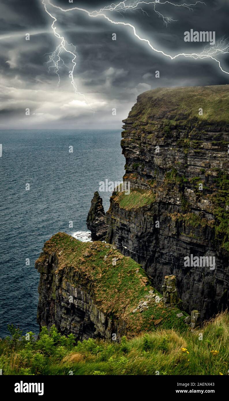 Schönen stürmischen Landschaft in die Klippen von Moher. Der Ostküste Irlands. Stockfoto