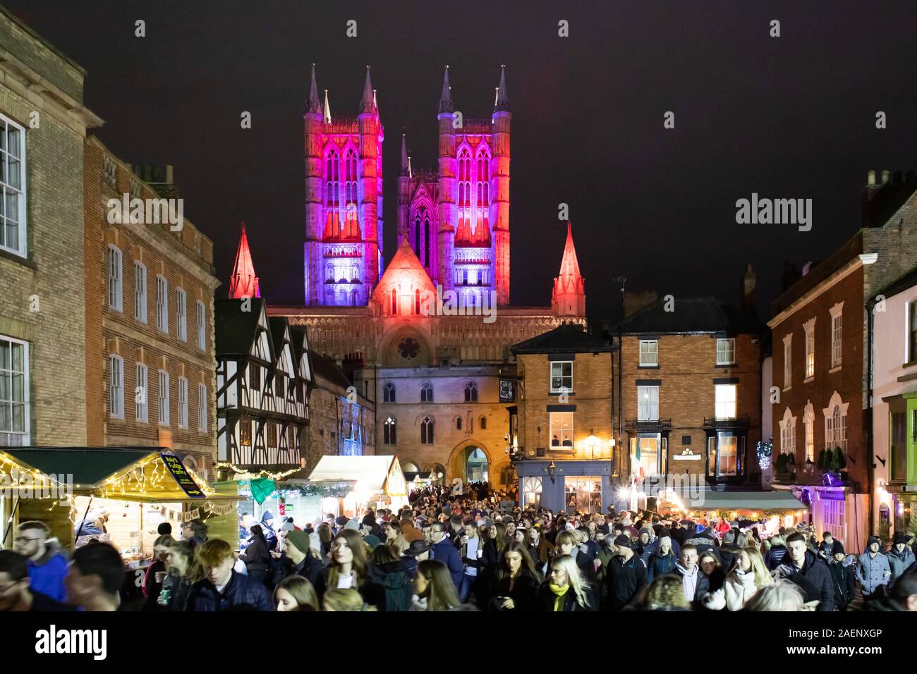 Die Kathedrale von Lincoln Flutlicht mit farbigem Licht im Jahr 2019 eingeführt. Bild während der Weihnachtsmarkt auf Schloss genommen. Stockfoto