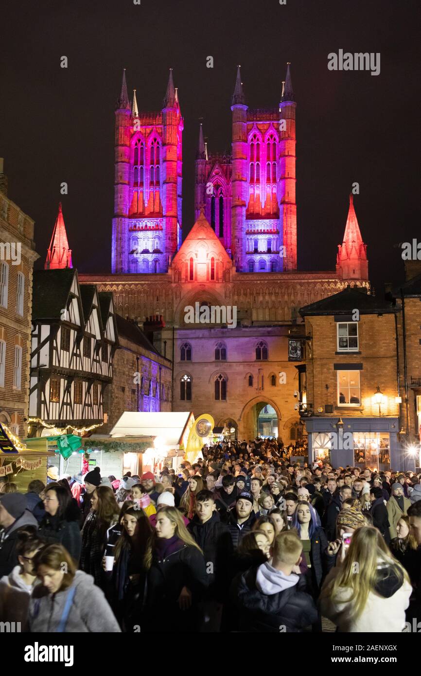 Die Kathedrale von Lincoln Flutlicht mit farbigem Licht im Jahr 2019 eingeführt. Bild während der Weihnachtsmarkt auf Schloss genommen. Stockfoto