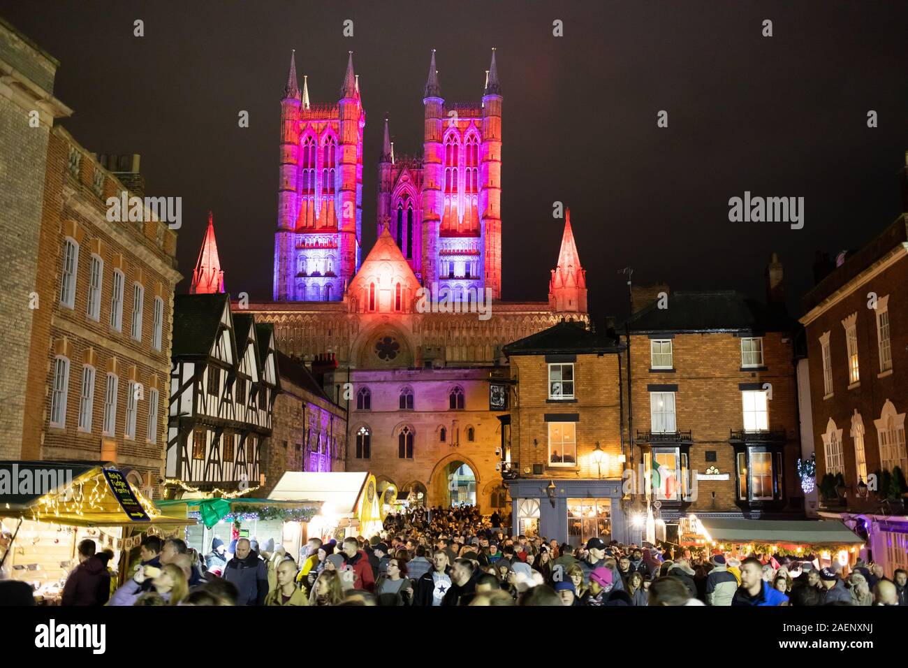 Die Kathedrale von Lincoln Flutlicht mit farbigem Licht im Jahr 2019 eingeführt. Bild während der Weihnachtsmarkt auf Schloss genommen. Stockfoto