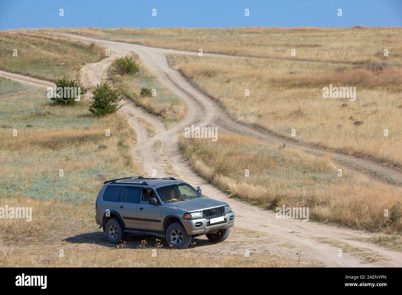 Russland Yeisk - Juli 23, 2019: Geländewagen Mitsubishi Montero Sport 2000 Release in der Landschaft. Stockfoto