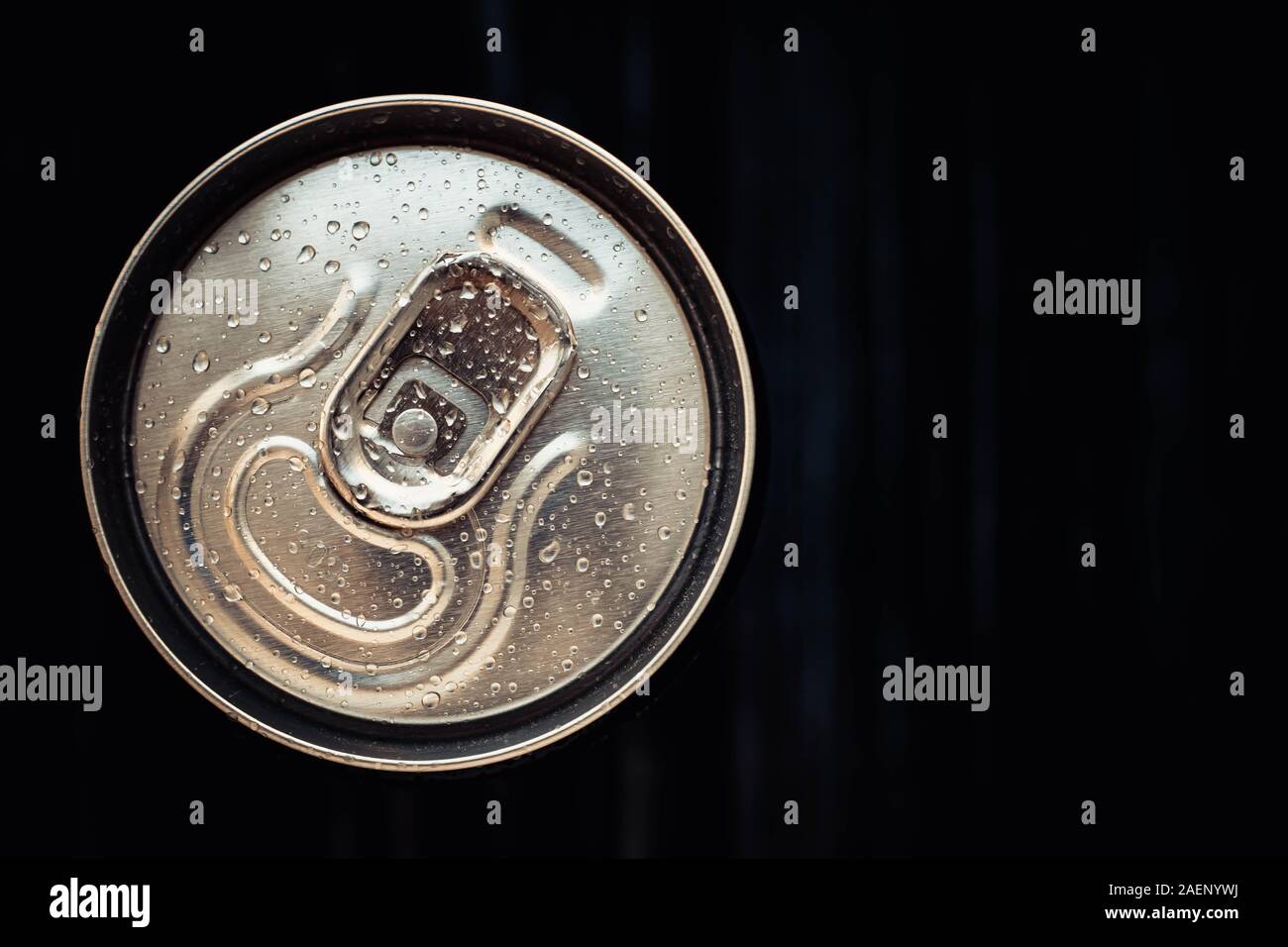 Geschlossene Dose Cola auf schwarzem Hintergrund. Ansicht von oben. Trinken kann mit Wassertropfen. Kopieren, text Raum Stockfoto