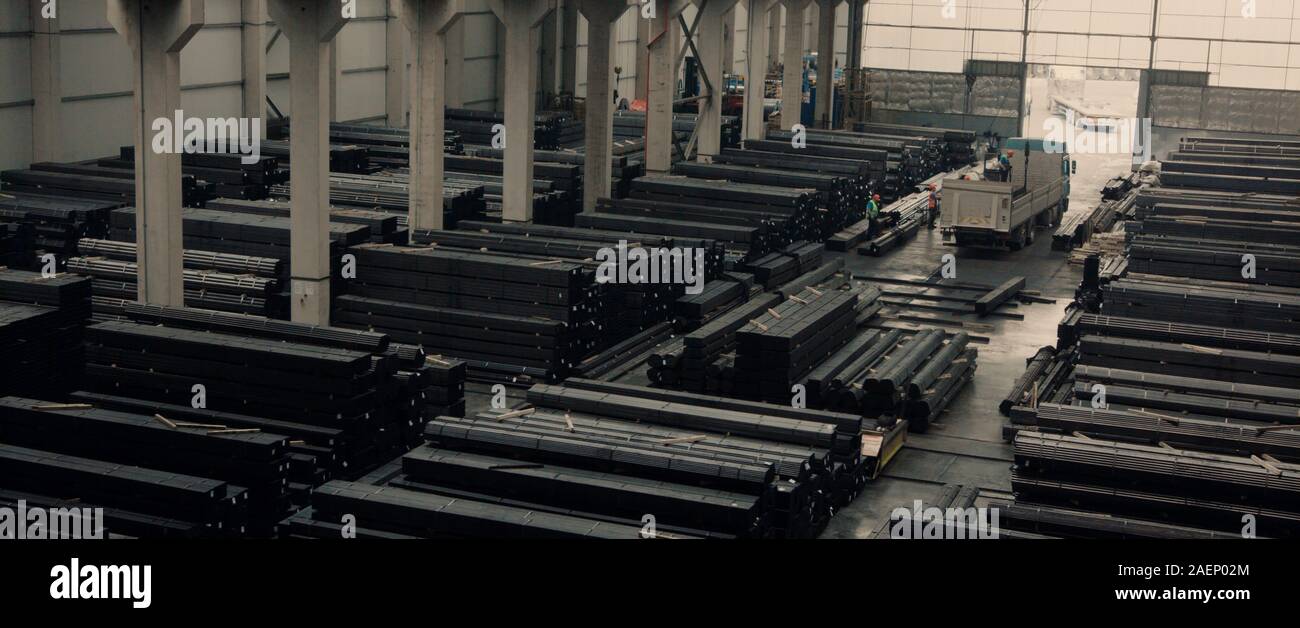 Innenraum der Produktion in der modernen Anlage zu einem schweren industriellen Fabrik. Mitarbeiter in Helm Betrieb eines Metall verarbeitenden Maschinen, Manu Stockfoto