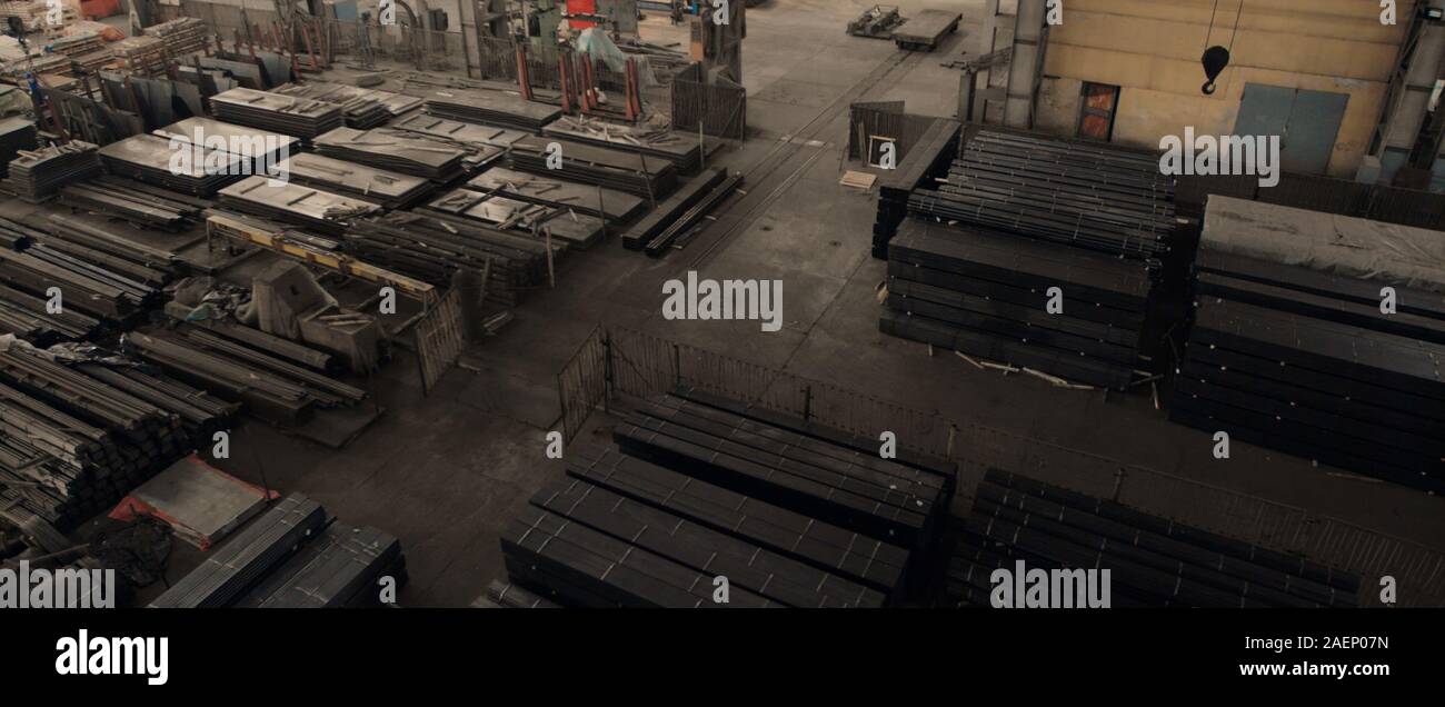 Innenraum der Produktion in der modernen Anlage zu einem schweren industriellen Fabrik. Metallbearbeitung Maschinen, die Bleche für die Herstellung Stockfoto