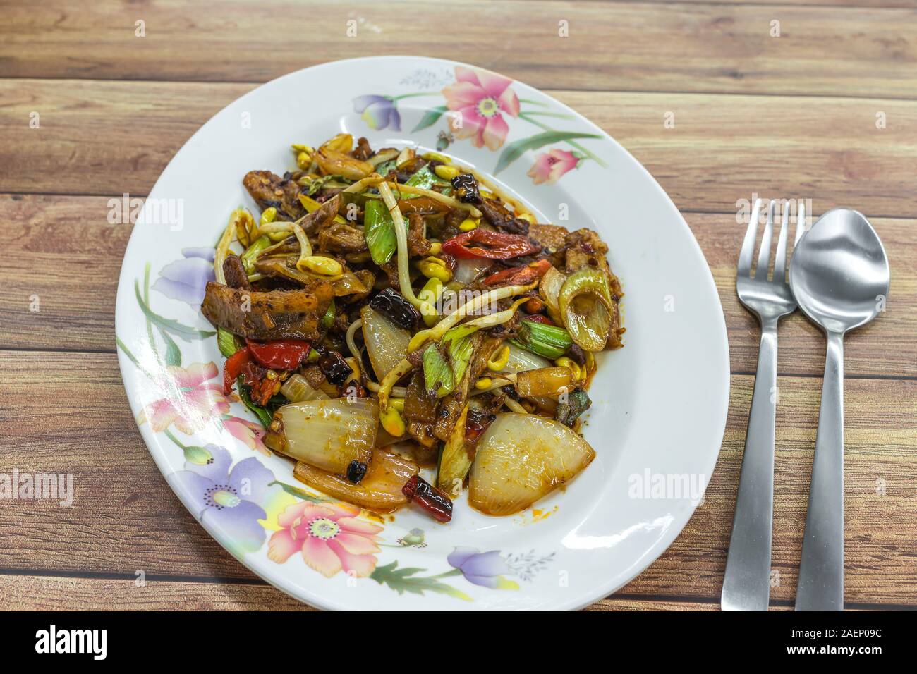 Unter Rühren braten, würzigen Geschnetzeltes Rindfleisch mit Sojasprossen, getrocknete Chilis und Frühlingszwiebeln. Authentische chinesische asiatische Lebensmittel auf dem Tisch. Stockfoto