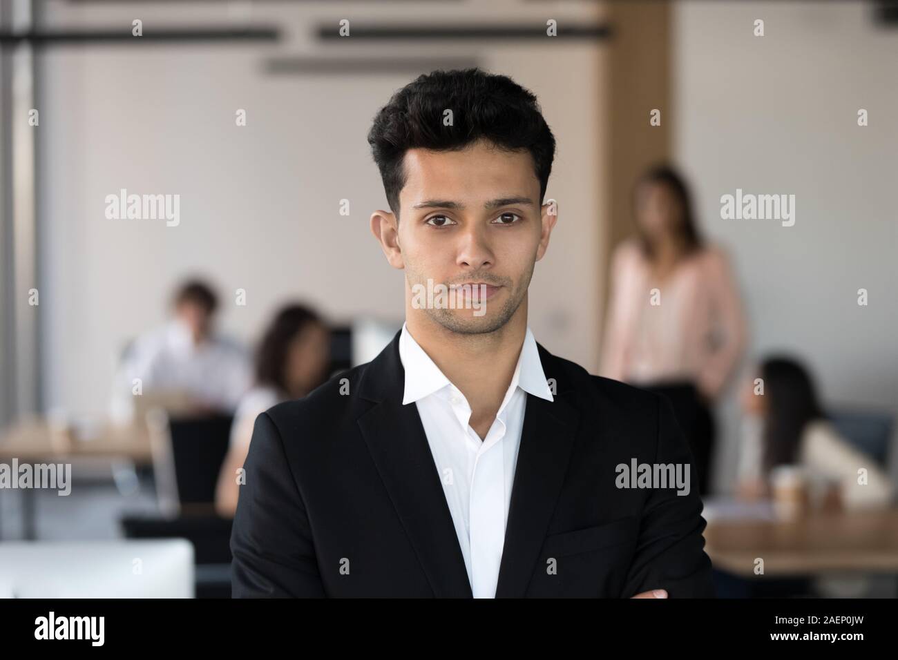 Kopf geschossen Portrait von zuversichtlich im Nahen und Mittleren Osten Geschäftsmann im Büro Stockfoto