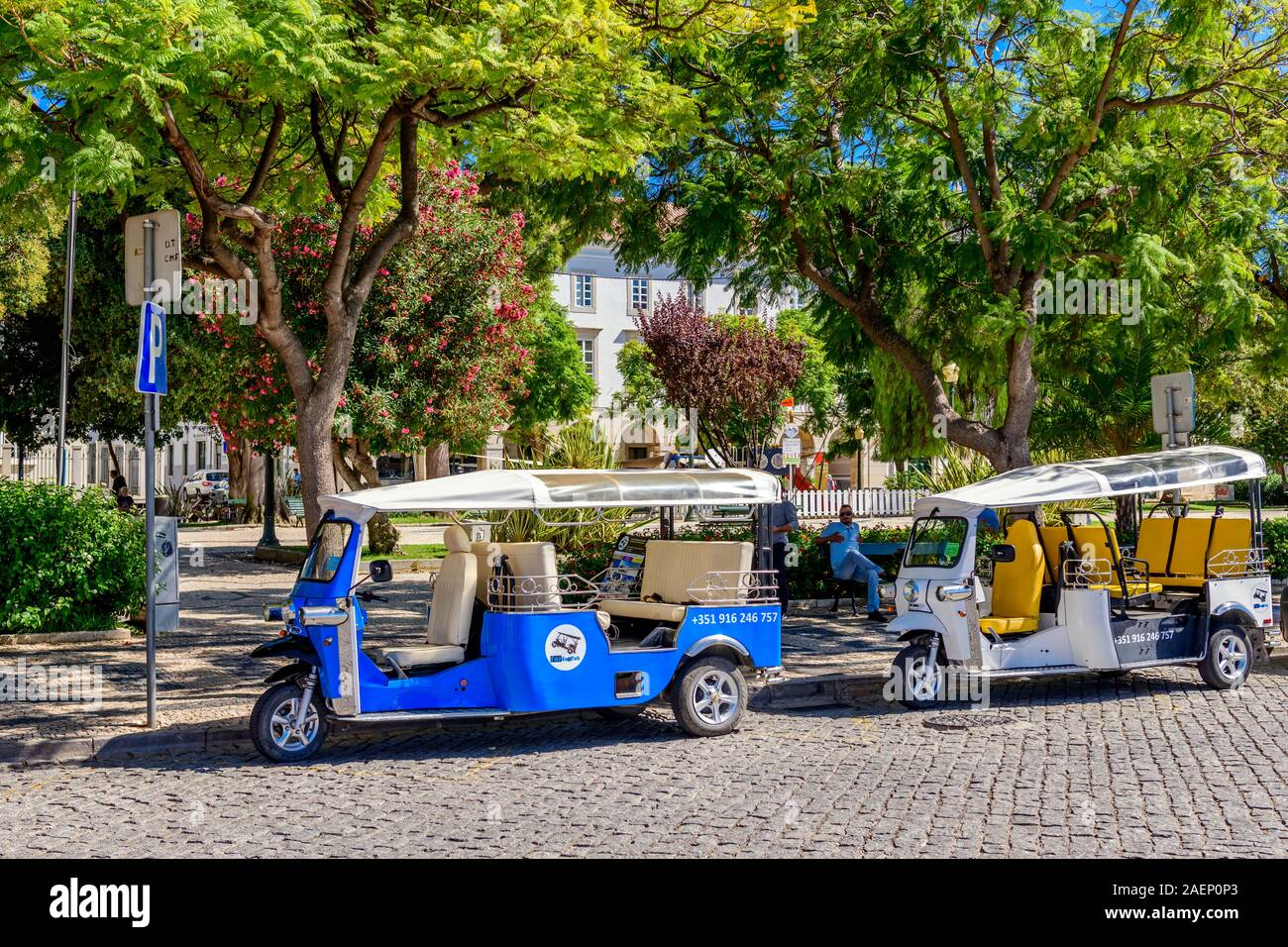Faro Tourist Sightseeing Transport. Tuk Tuk Taxi. Faro, Ostalgarve Portugal. Stockfoto