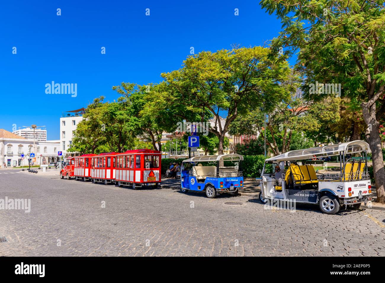 Faro Touristenzug Sightseeing Transport. Straßenzug und Tuk Tuk. Faro, Ostalgarve Portugal. Stockfoto