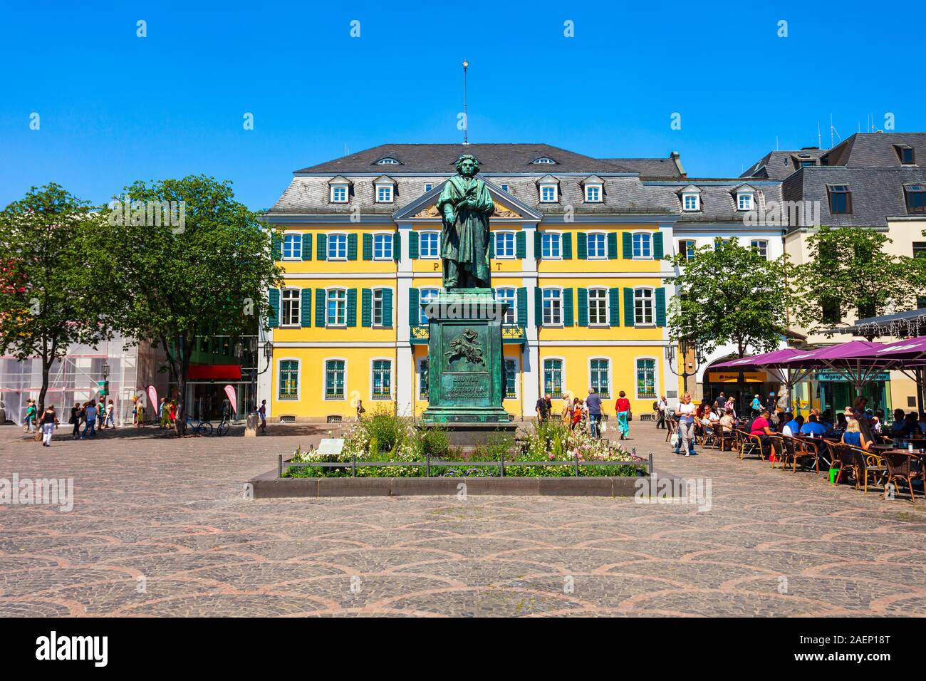 BONN, Deutschland - 29. JUNI 2018: Ludwig van Beethoven Denkmal und Post im Zentrum von Bonn Stadt in Deutschland Stockfoto