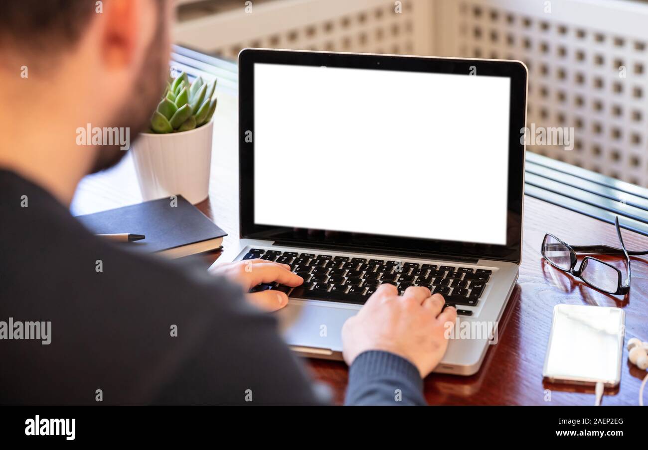 Bildschirm mockup. Laptop mit weißen leeren Bildschirm auf einem Holz Schreibtisch, Büro Background, kopieren Raum Stockfoto