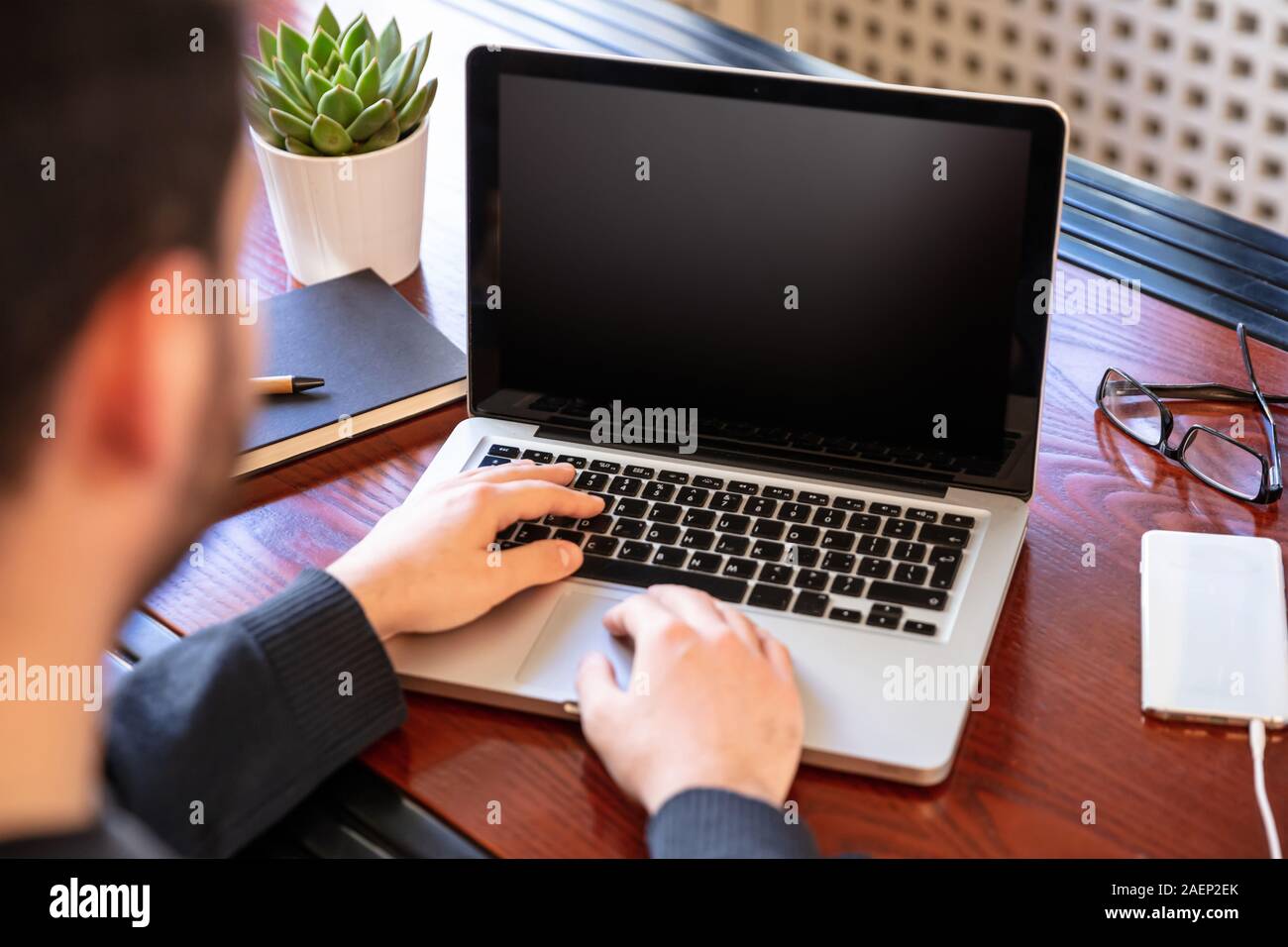 Bildschirm mockup. Laptop mit schwarzen leeren Bildschirm auf einem Holz Schreibtisch, Büro Background, kopieren Raum Stockfoto