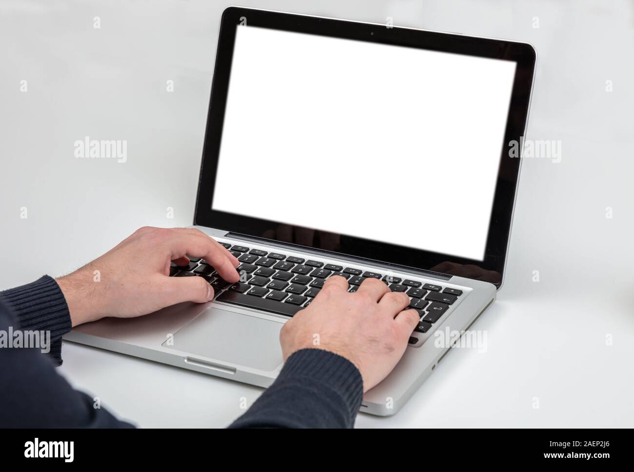 Bildschirm mockup. Mann bei der Arbeit mit einem weißen leeren Bildschirm Laptop vor weißem Hintergrund, kopieren Raum Stockfoto