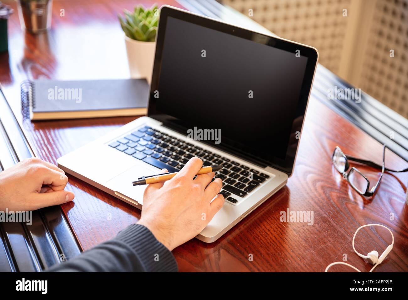 Bildschirm mockup. Laptop mit schwarzen leeren Bildschirm auf einem Holz Schreibtisch, Büro Background, kopieren Raum Stockfoto