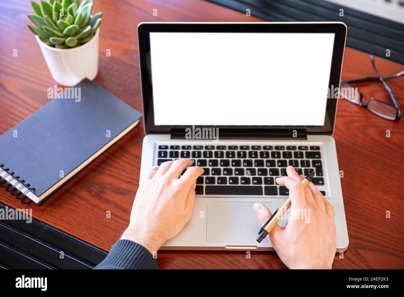 Bildschirm mockup. Laptop mit weißen leeren Bildschirm auf einem Holz Schreibtisch, Büro Background, kopieren Raum Stockfoto