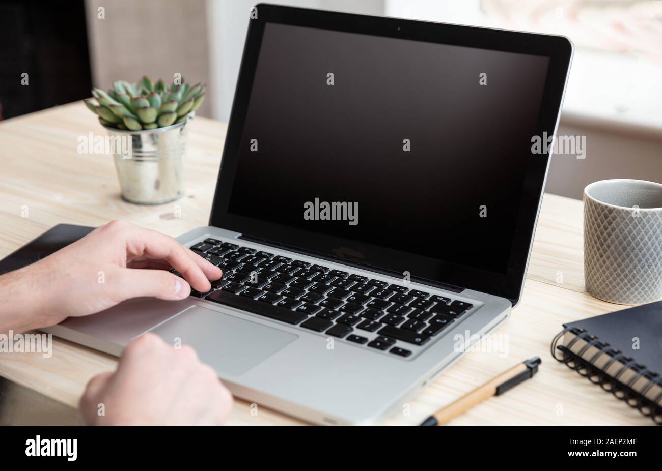 Laptop Bildschirm mockup. Mann bei der Arbeit mit einem schwarzen, leeren Bildschirm Computer auf einem Schreibtisch, Büro Background, kopieren Raum Stockfoto