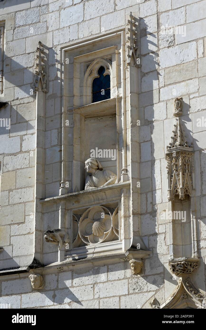 Bourges (Frankreich): patrizierhaus "Palais Jacques Coeur, Detail der Fassade mit der Skulptur eines Mannes am Balkon oder Fenster, ein Mann, der Stockfoto