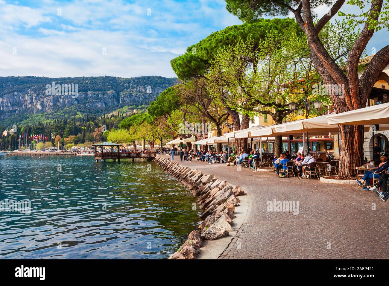Gardasee, Italien - 12 April 2019: Waterfront in Garda Stadt, am Ufer des Gardasees in der Provinz Verona in Venetien, Italien. Stockfoto