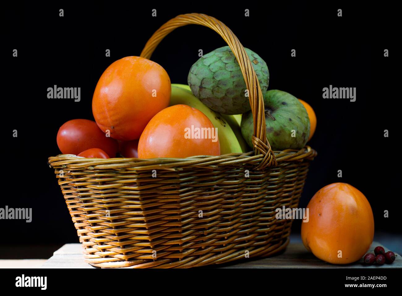 Weidenkorb mit Herbst Früchte und Zitronen Stockfoto