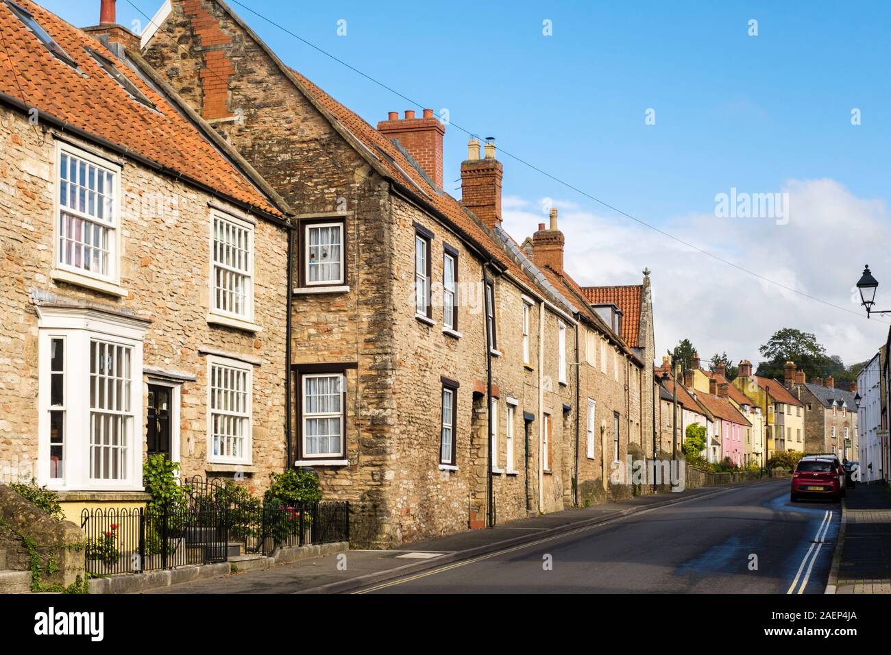 Alte Häuser aus Stein entlang einer Hauptstraße. Bath Road, Brunnen, Mendip, Somerset, England, Großbritannien, Großbritannien Stockfoto