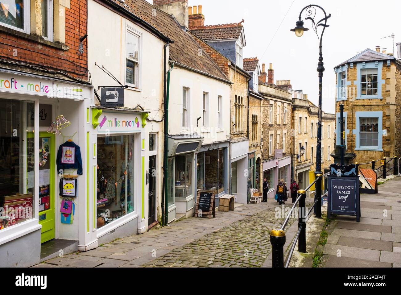 Auf der Suche nach einem engen gepflasterten Straße mit kleine unabhängige Geschäfte. Catherine Hill, Frome, Somerset, England, Großbritannien, Großbritannien Stockfoto