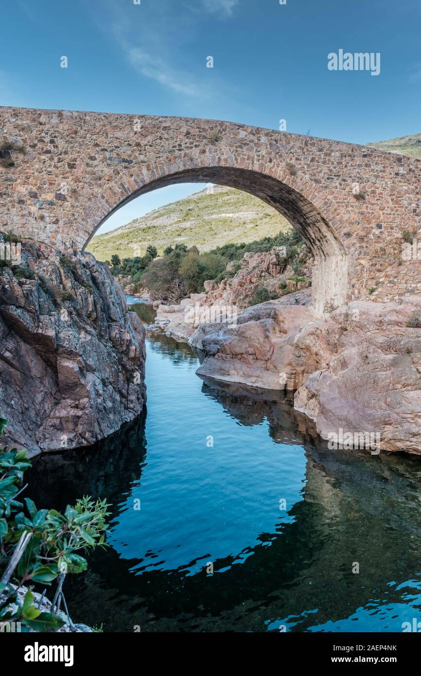 Steinbogen von Ponte Vecchiu Genoise Brücke über den Fango Fluss in Korsika Stockfoto
