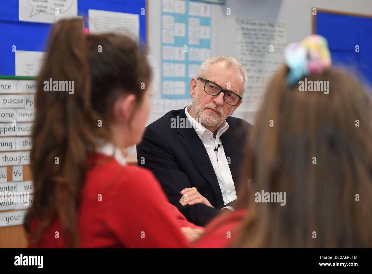 Der Führer der Jeremy Corbyn, mit Schülern, die Mitglieder des Kabinetts von der Schule, die während eines Besuchs auf sandylands Gemeinschaft Grundschule in Morecambe, während auf der allgemeinen Wahlkampagne Trail. Stockfoto
