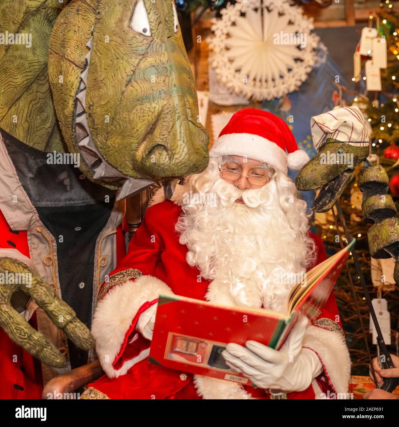 London, Großbritannien. 10 Dez, 2019. Santa liest die Dinosaurier eine Geschichte. Kapitän Flinn und die 7 m hoch ist Herr T-Rex besuchen Sie den Weihnachtsmann an der Leicester Square Santa Grotte zu finden heraus, wer es auf den frech und schön Listen in diesem Jahr, mit den Künstlern von Les Petits Theatre Company. Kapitän Flinn und der Pirat Dinosaurier ist die Überschrift der Familie zeigen auf "Weihnachten in Leicester Square" in diesem Dezember am Spiegeltent. Es verfügt über Puppenspiel, Musik und dastardly Dinosaurier, basierend auf der beliebten und preisgekrönten Buch für Kinder. Credit: Imageplotter/Alamy leben Nachrichten Stockfoto