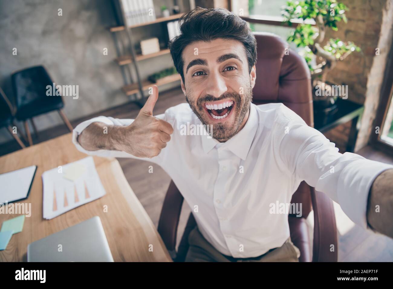 Tolle Partnerschaft Online Meeting. Nahaufnahme Foto von positiven heiter im Nahen und Mittleren Osten Unternehmer machen selfie zeigen Daumen hoch, seine neue Arbeit genehmigen Stockfoto