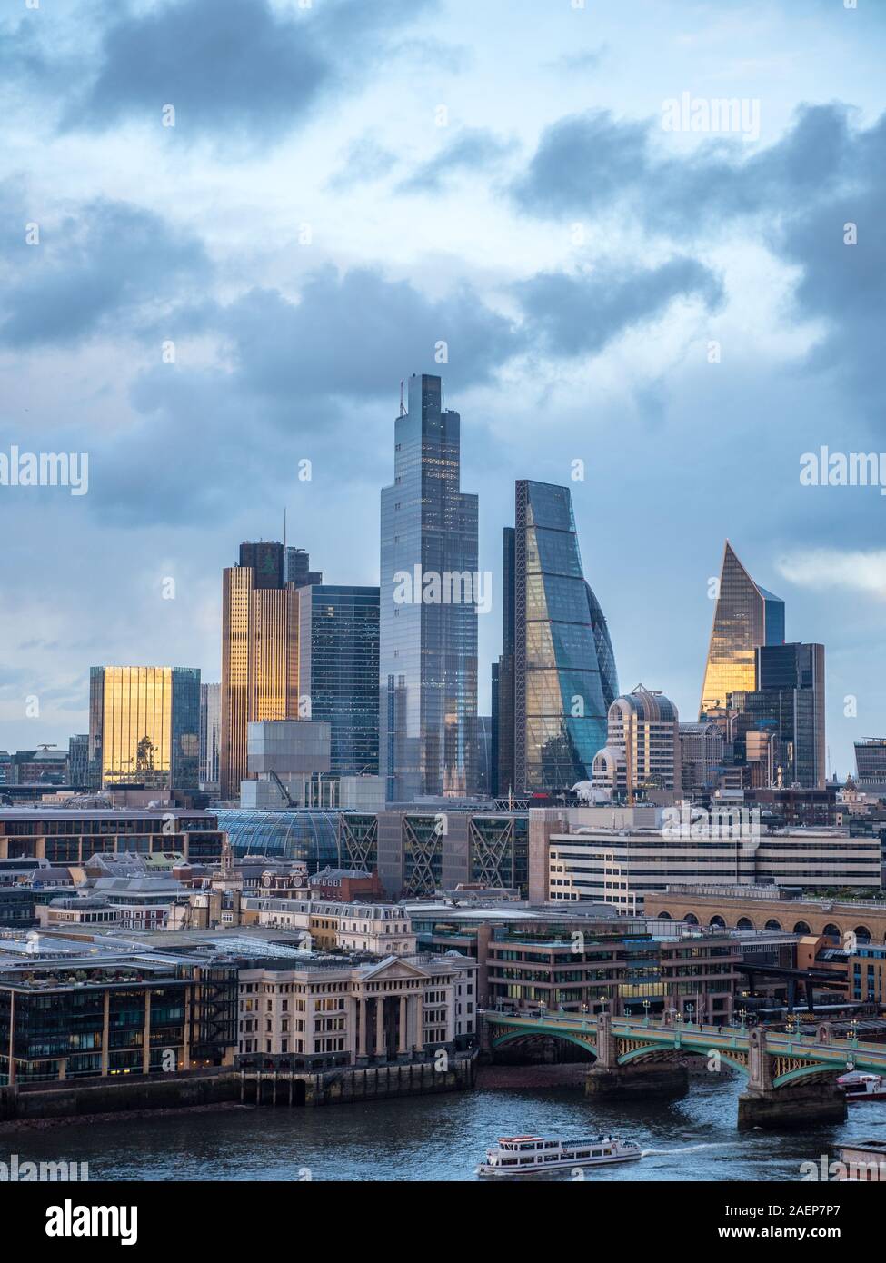Gewitterwolken an einem Wintertag City of London, London, England, UK GB. Stockfoto