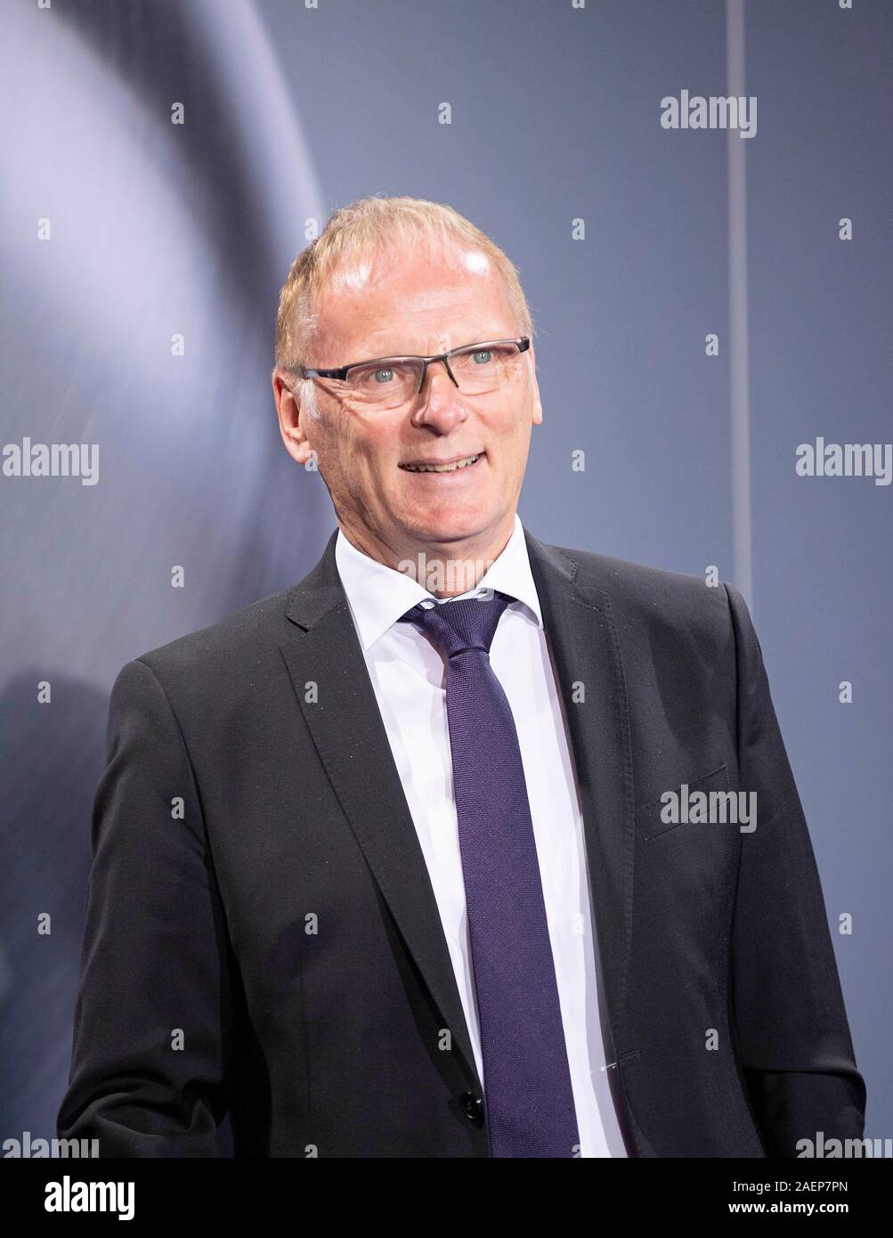 Jochen HOMANN (Präsident der Bundesnetzagentur) mit seiner Frau Monika. Präsentation des Deutschen Nachhaltigkeitspreis am 22. November 1919 in Düsseldorf/Deutschland. © Fotoagentur Sven Simon GmbH & Co. KG Drücken Sie die Taste Foto # Prinzess-Luise-Str. 41#45479 M uelheim/Ruhr # Tel. # 0208/9413250 Fax. # 0208/9413260 # GLS Bank BLZ 430 609 67 # Kto. 4030 025 100 # IBAN DE 75 4306 0967 4030 0251 00# BIC GENODEM1GLS#www.svensimon.net. Stockfoto