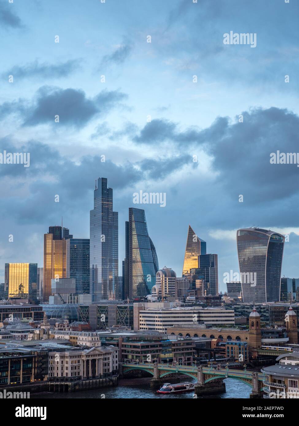 Gewitterwolken an einem Wintertag City of London, London, England, UK GB. Stockfoto