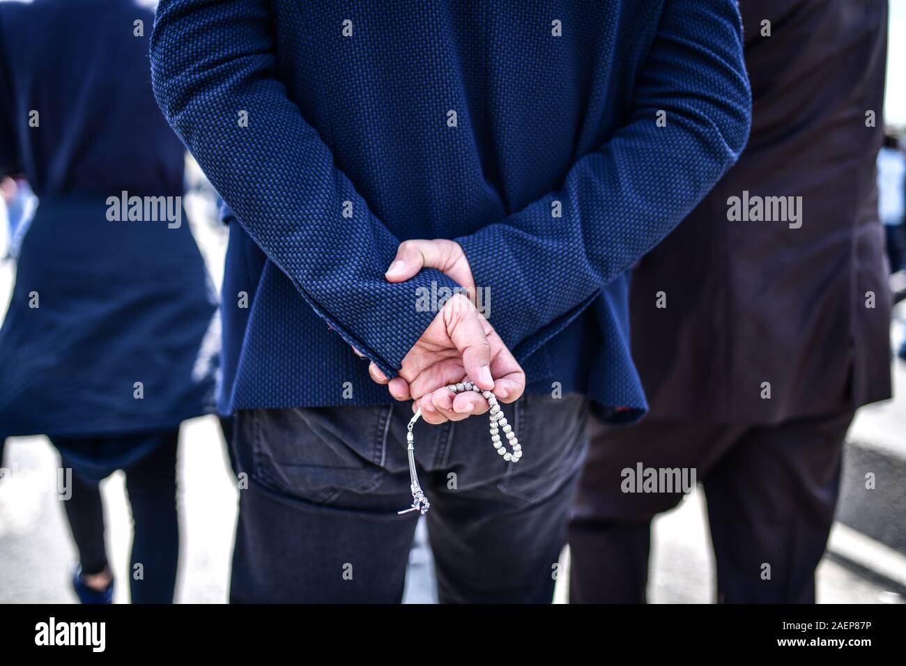 Türkei, Istanbul. Im Stadtteil Galata, enge Schuß auf eine Passantin von hinten mit einem Rosenkranz in der Hand gesehen. Stockfoto