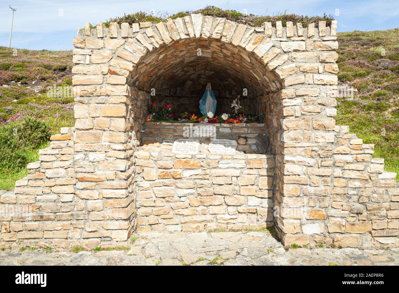 Der Schrein der Jungfrau Maria in der Nähe der Skulptur zum Gedenken an die historische Verbindung zwischen Beaver Island und die Insel Aranmore Stockfoto